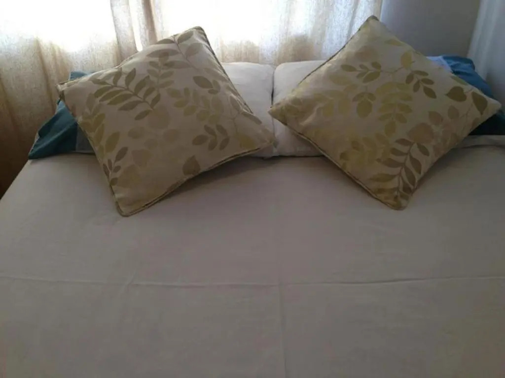 Comfortable Family room with Tv, Free Fast Wifi, Sleeps 3