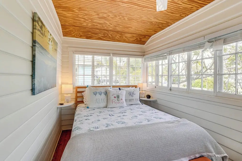 Sunny Treasure Island Bungalow, 200 Steps to Beach, Treasure Island