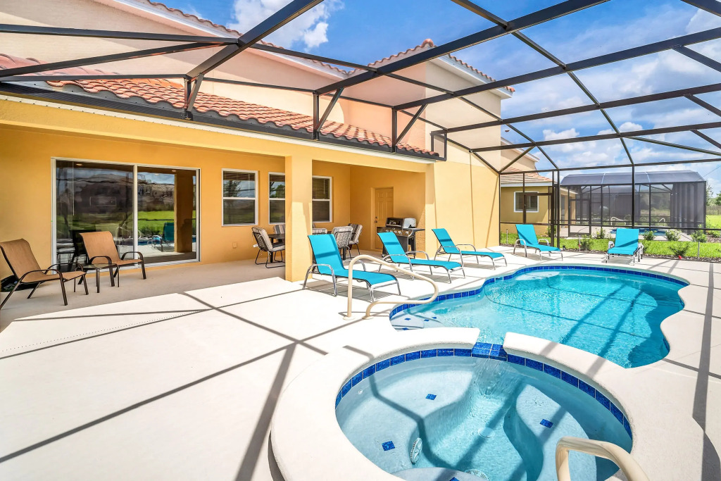 Upstay - Lrg Family Home w Private Pool   Hot Tub, Davenport