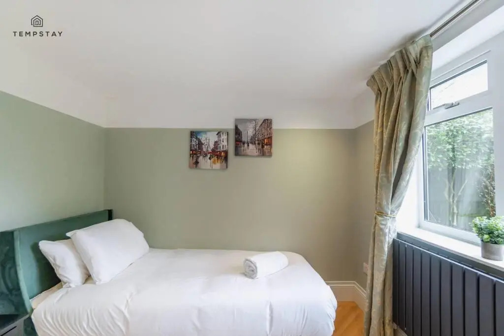 Stylish Home with Free Parking - 10 Mins To Legoland!