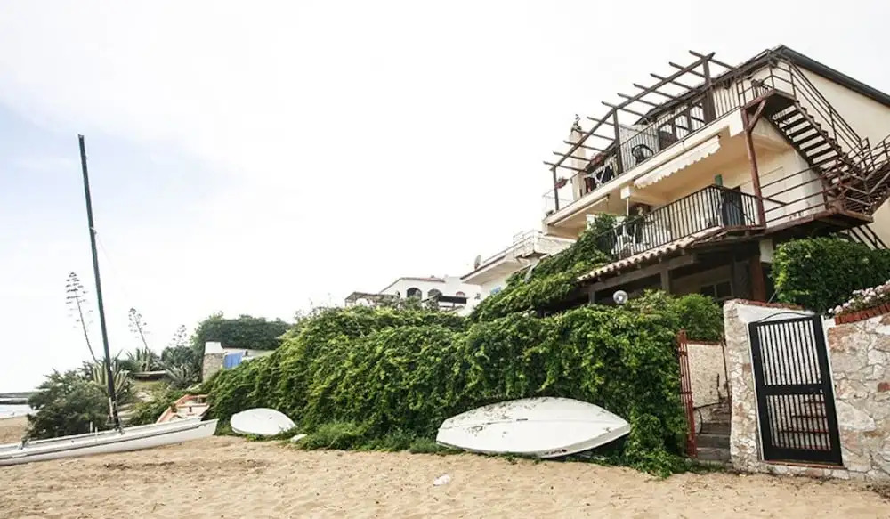 Casa la conchiglia sulla spiaggia