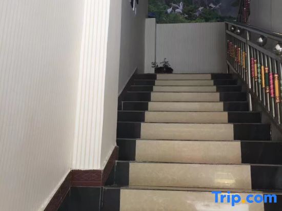 Yajiang Zhangyu Business Hotel