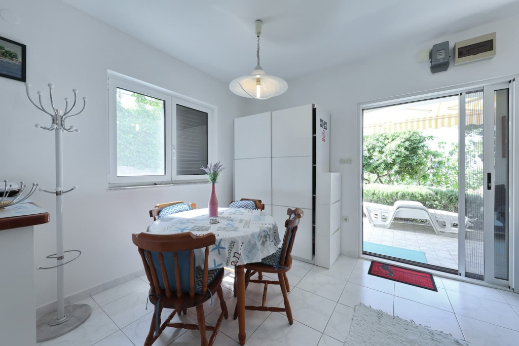 Apartment Djurdja - 20 m from beach : A2 Luka Murter, Island Murter