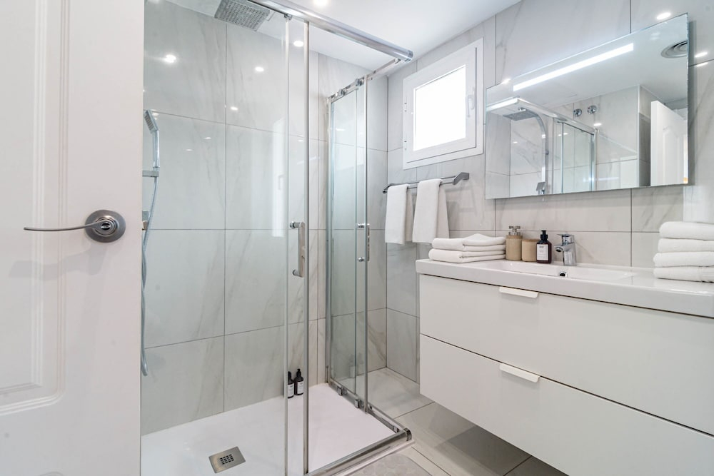 Lnm5.30 - Great Location With Private Roof Terrace