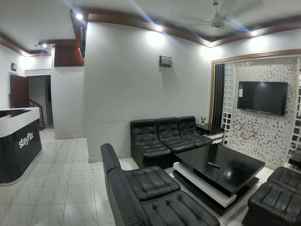 Stayflix Entire Private Room, DHA