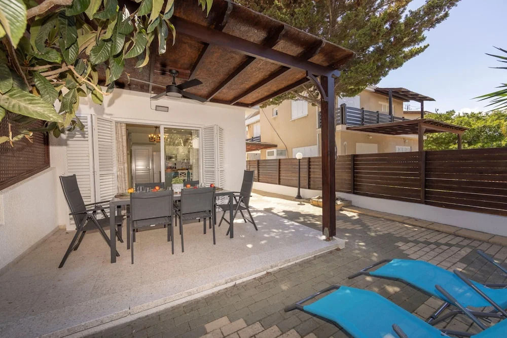 Laranca Oneiro Seaside Villa