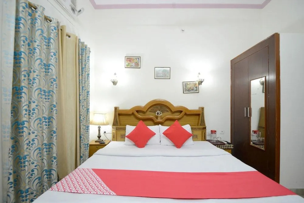 OYO 19035 Hotel Satkar