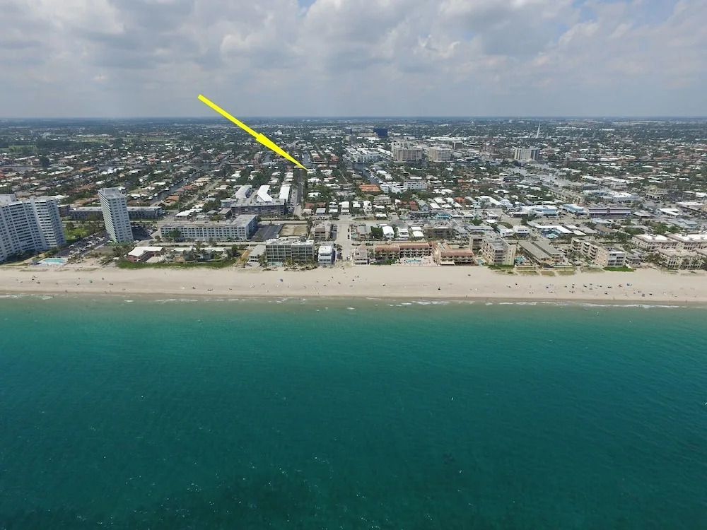 Upscale Modern Beach W/ Saltwater Pool 3 Bedroom Home