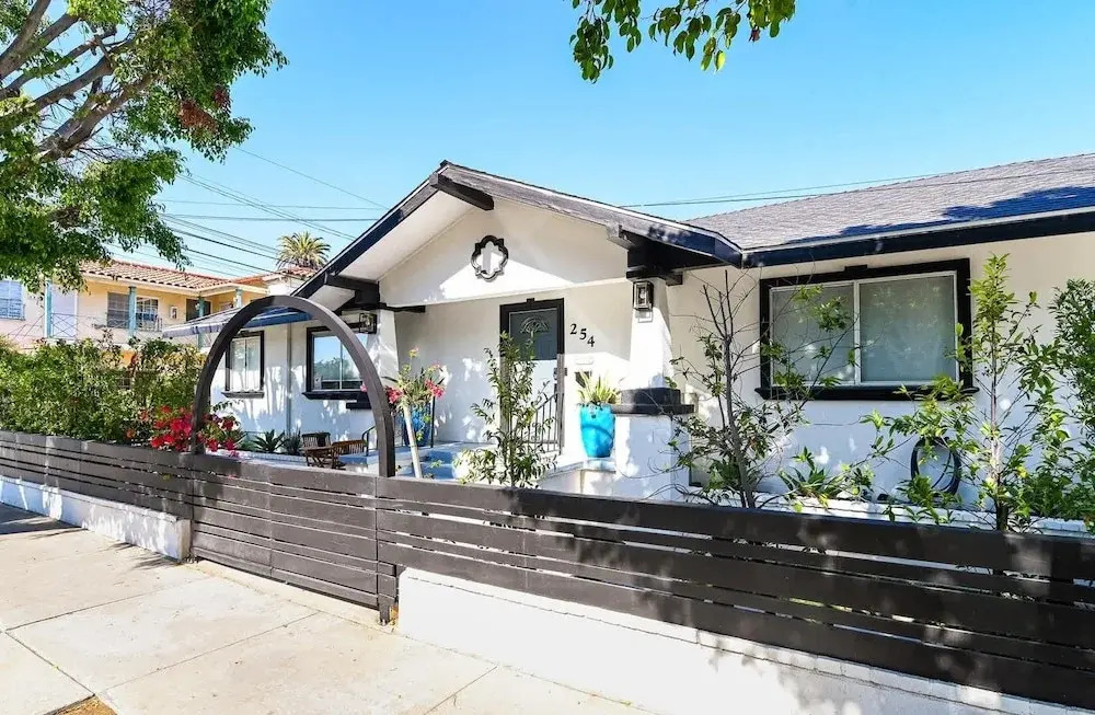 Immaculate 3bdr Private Bungalow, Walk to Beach!