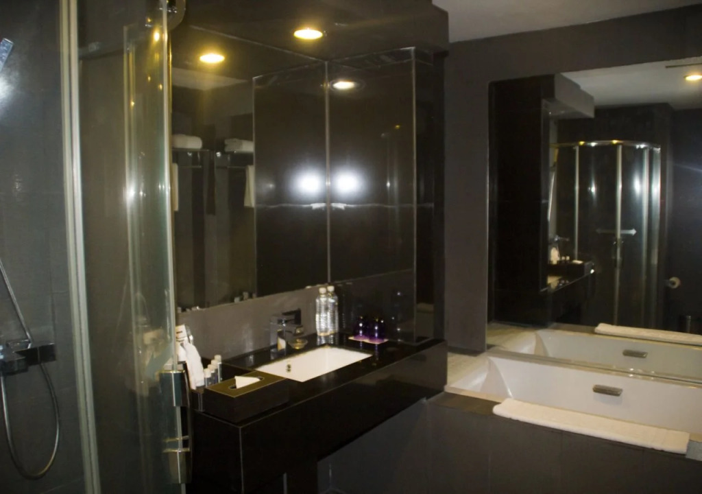 Avenue 64 Hotel