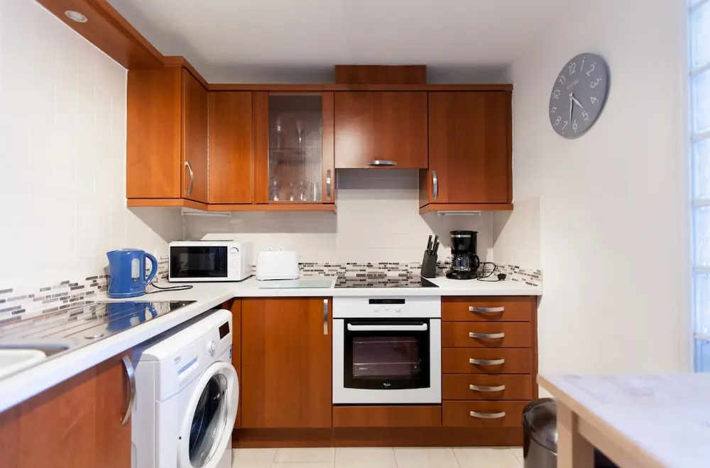 Park & Play! Superb Flat W/parking Near Shore