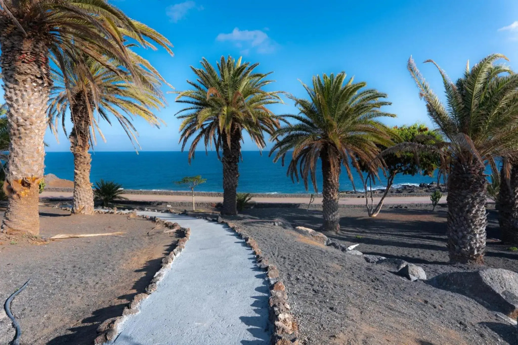 Comfortable houses Playa Roca beachfront access