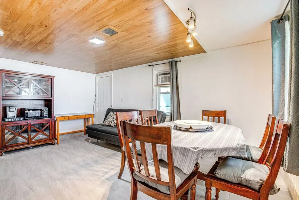 Aurora Abode: 7 Mi to Dtwn Denver!