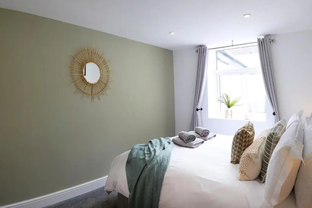 THE HIDEAWAY @ EMPIRE 39, town centre location, close to train station- Yorkshire Coast Holiday Lets.