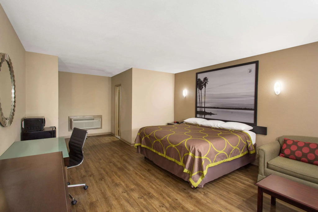 Super 8 by Wyndham Pensacola NAS Area
