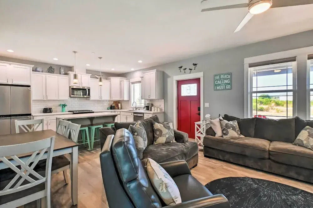 Ocean Shores Getaway w/ Fireplace & Hot Tub!