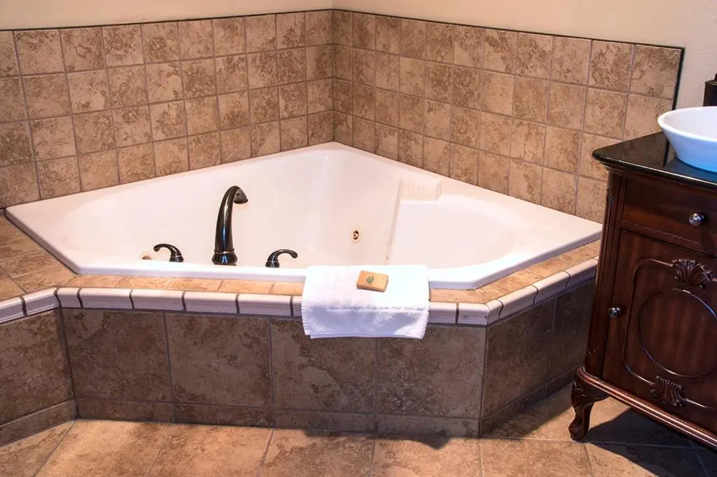 Greenlight Inn & Suites St James