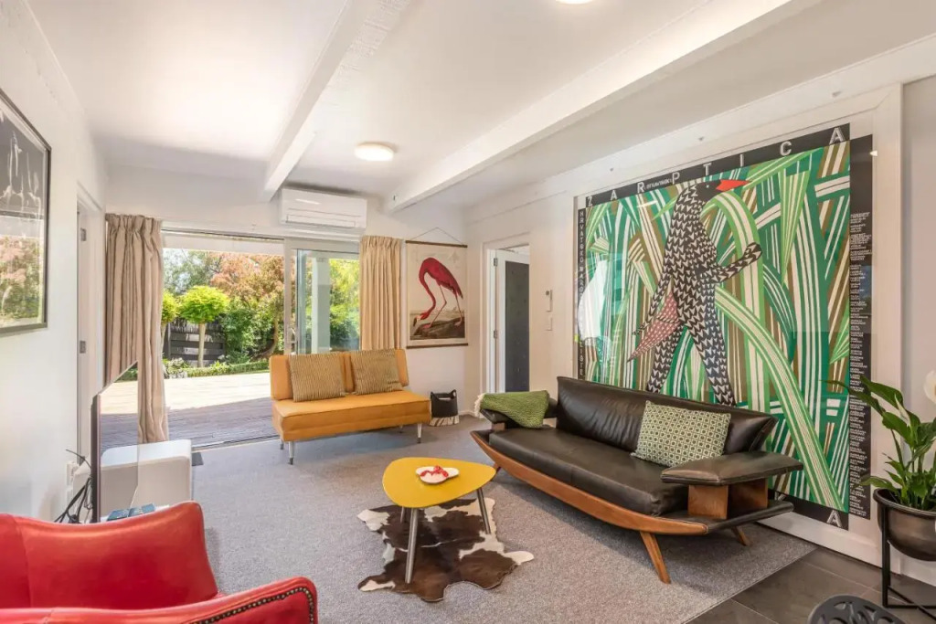 Retro Living - Water views