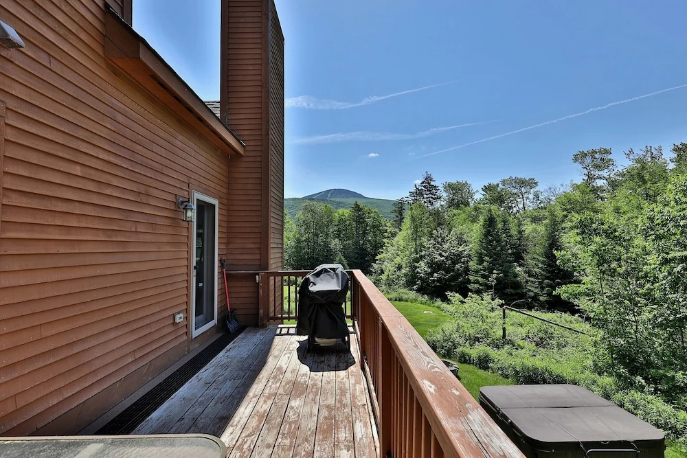 Cortina Mountain Chalet - Outdoor Hot Tub - Close to Pico and Killington Mountains home
