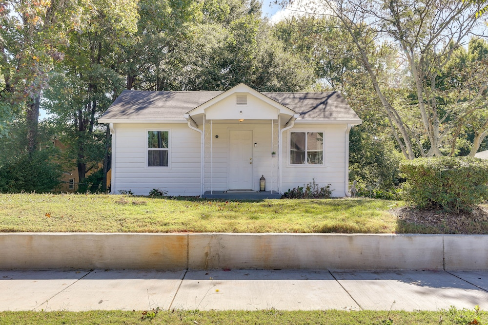 Historic Lawrenceville Home: 32 Mi to Atlanta!