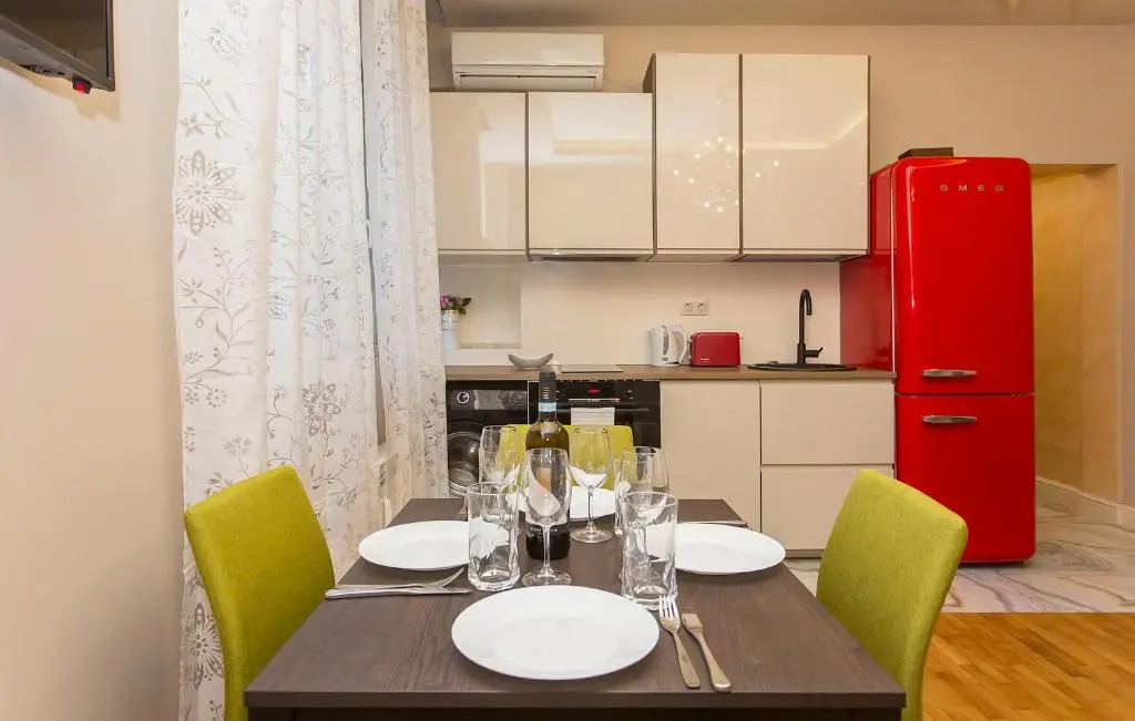 Elegant 2bdr Apartment with a Balcony