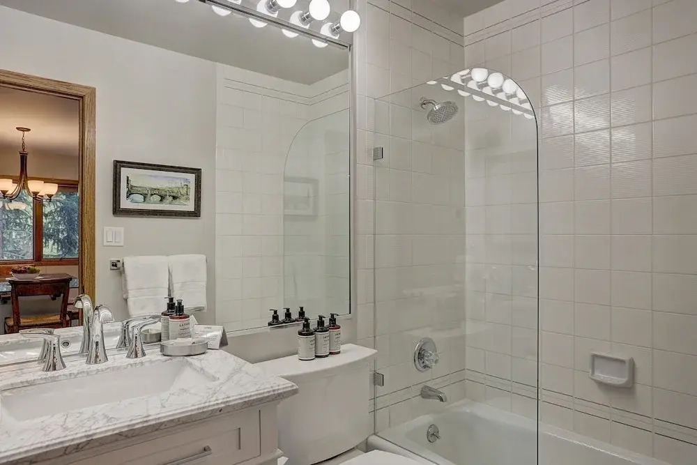 Newly Remodeled Spacious 1 Bedroom 1 Condo by RedAwning