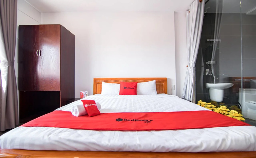 RedDoorz Plus near Hoang Van Thu Park 2