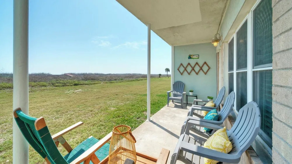 Sleeps 18 2 Beachfront Condos, Pool, Pickleball Courts Island Retreat