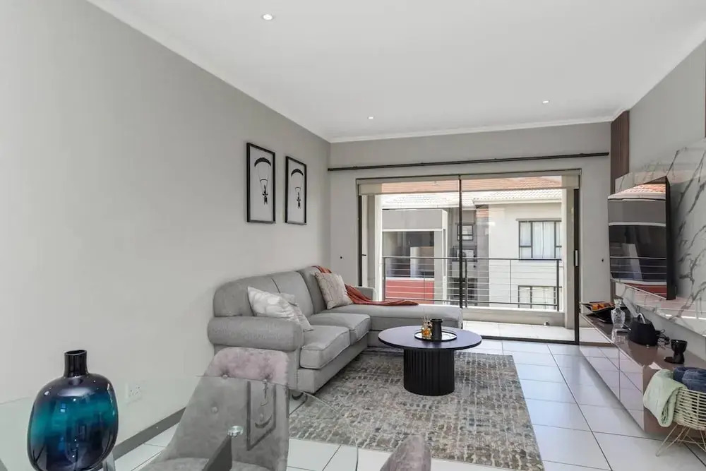 2 Bed Flat - Sleeps 4 - Pool - Garden - Parking