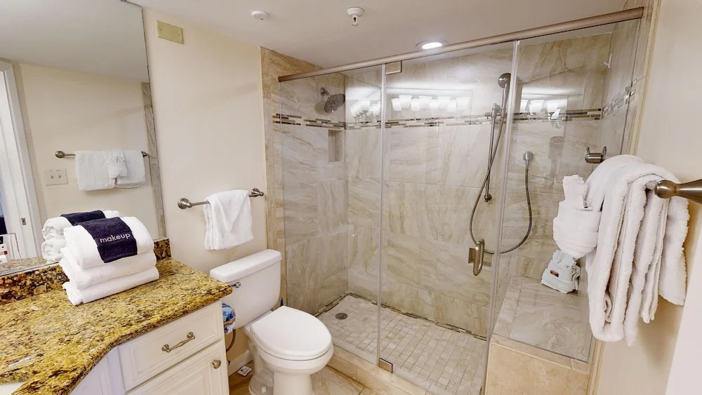 Inlet Reef 204 2 Bedroom Condo by RedAwning