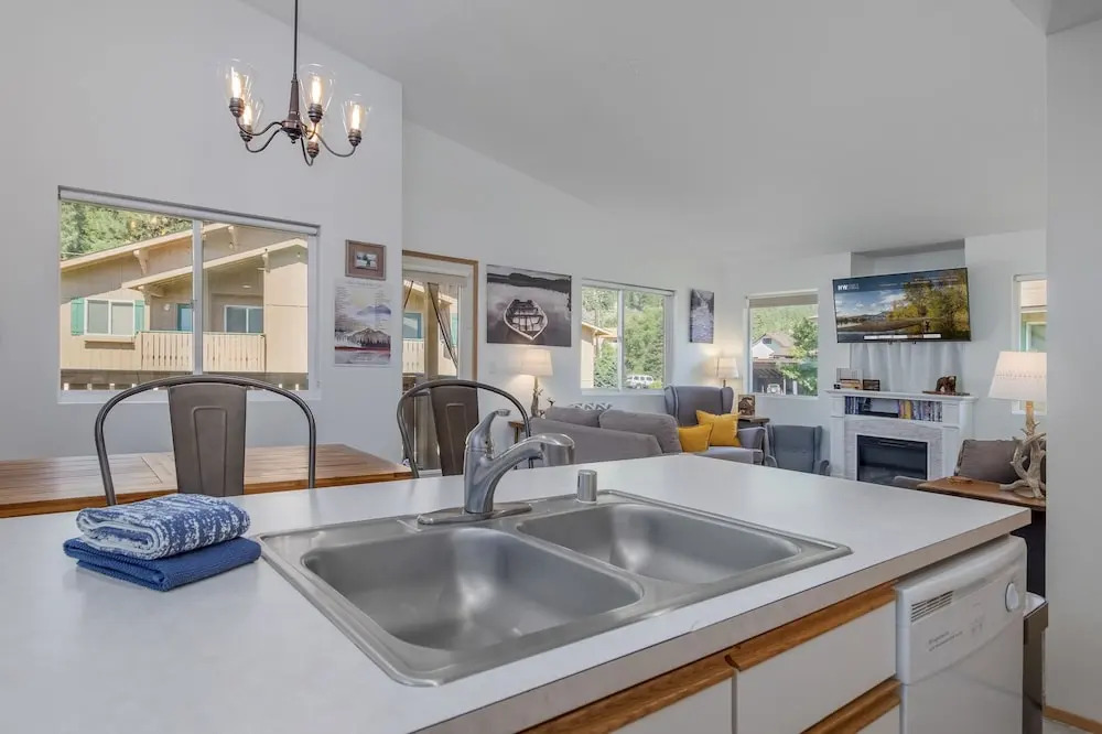 Alpine Family Haus 2 Bedroom Condo by NW Comfy Cabins by RedAwning