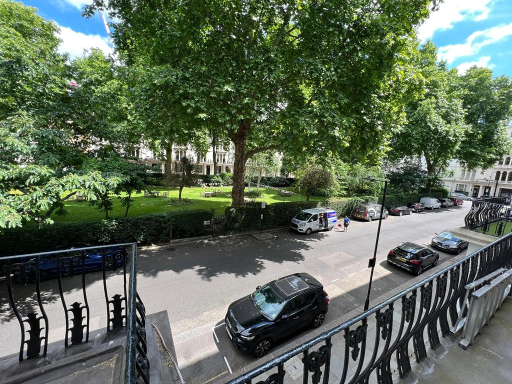 Hyde Park Studio Apartment With Private Terrace