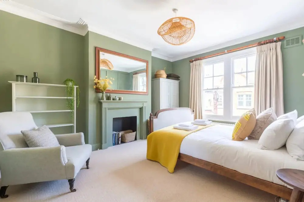Luxuriously Designed 3 Bedroom Apartment in Clapham
