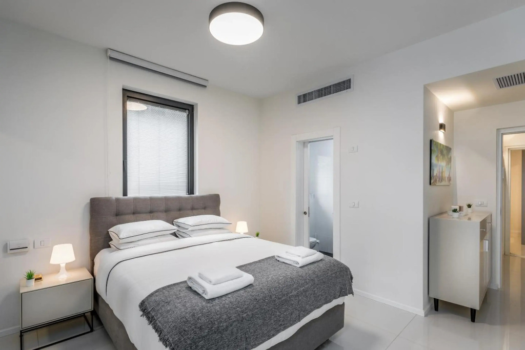 Spacious & Design 2BDR W/ balcony and parking