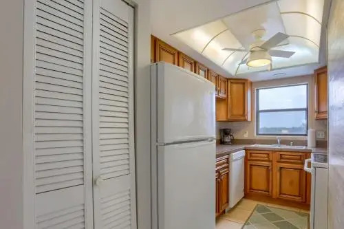 Bayshore Yacht & Tennis Club Luxury Condominiums