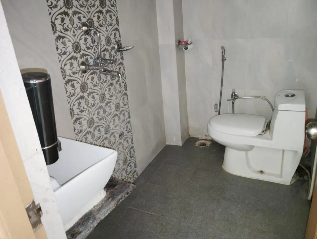 DS Residency-Near Varanasi Jn Railway station N Temples-Parking-Free Wi-Fi