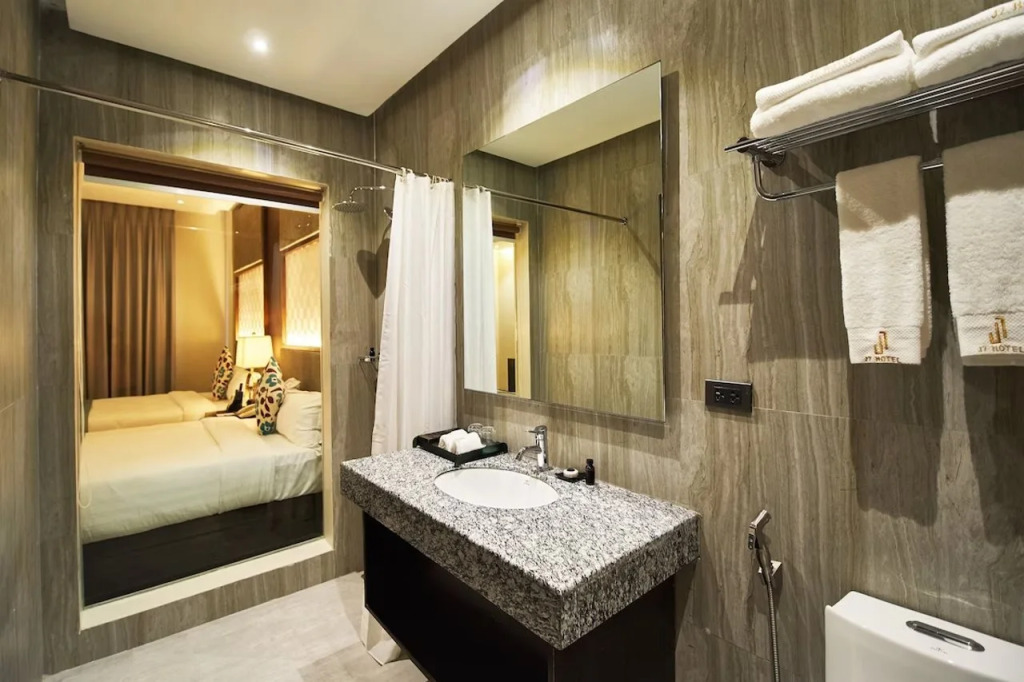 J7 Plaza Hotel