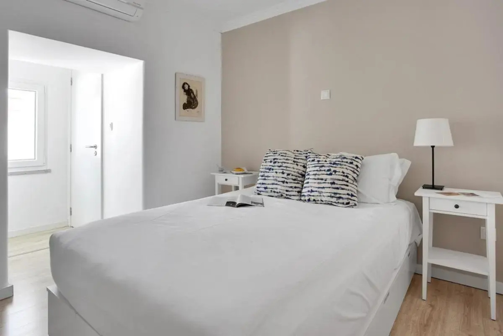 Modern 2 Bedroom Apartment in Estrela with Outside Terrace! Amazing for Families, Couples, Friends