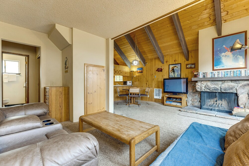 Mammoth Lakes Condo w/ Fireplace & Mountain Views