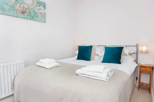 Apartment 5 the Keyes- Bright & Spacious Apartment with Free Parking