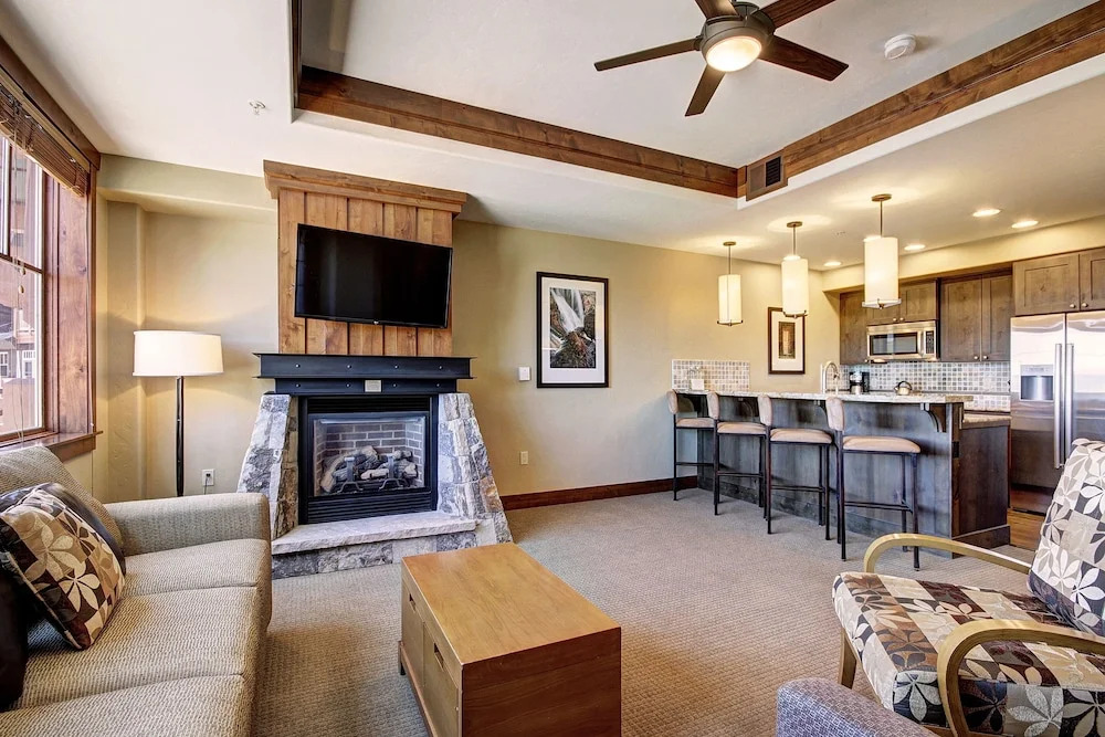 Slopeside  At Base Of Peak 8, Sleeps 6! 1 Bedroom Condo by RedAwning
