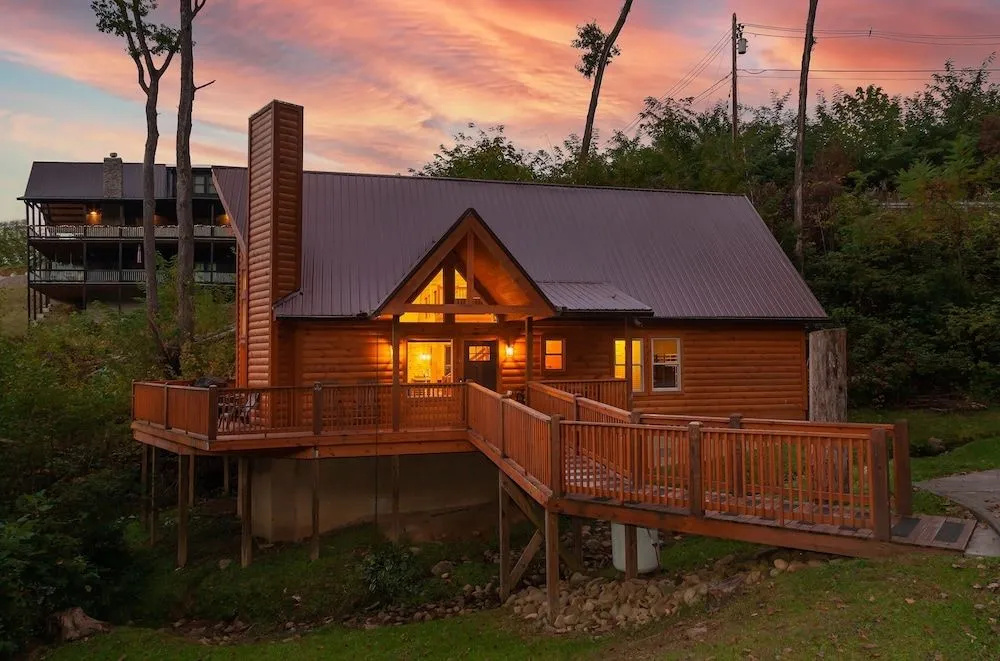 Creekside Manor 3 Bedroom Cabin by RedAwning