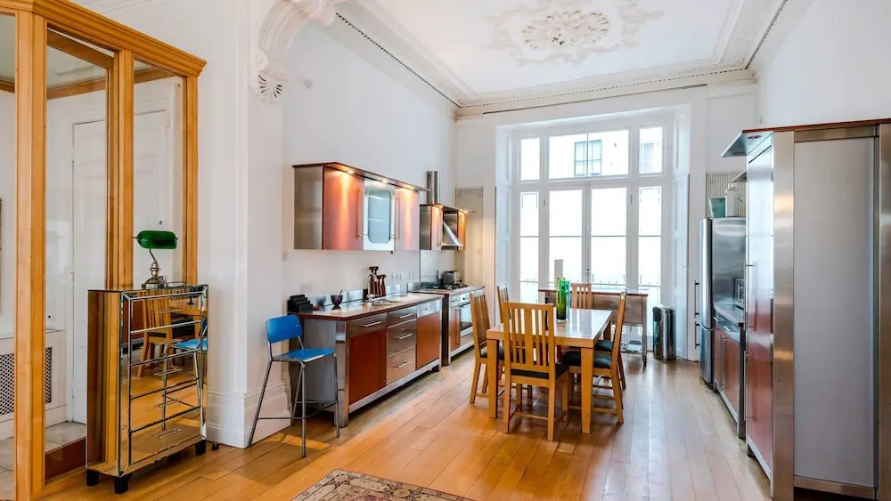 The Spacious Cleveland Square Apartment