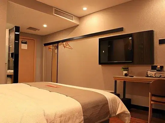 Junyi Select Hotel (Yinan Zhisheng Tangquan store)