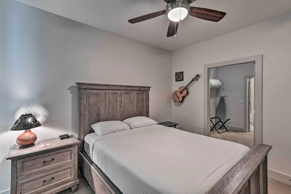 Modern Nashville Condo: 7 Mi to Downtown!