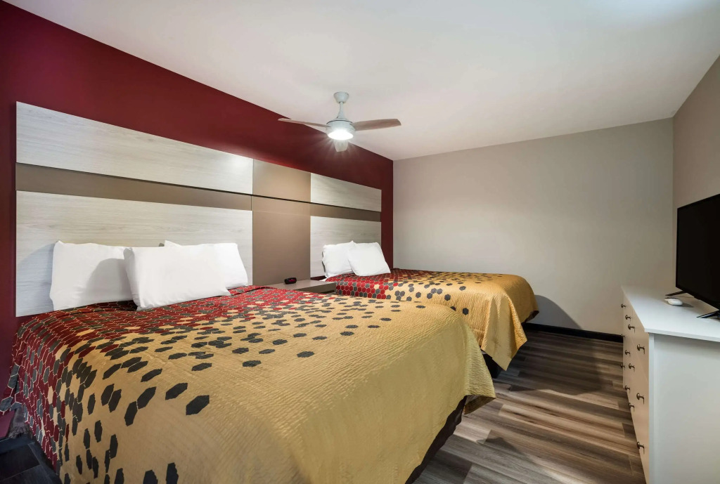 Econo Lodge Inn & Suites Canandaigua - Finger Lakes Area