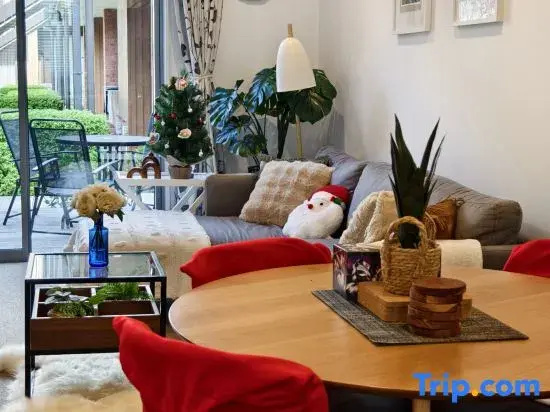 Walk to Stadium · CBD 2BR 2Bath Townhouse+ Private Parking- JJHome