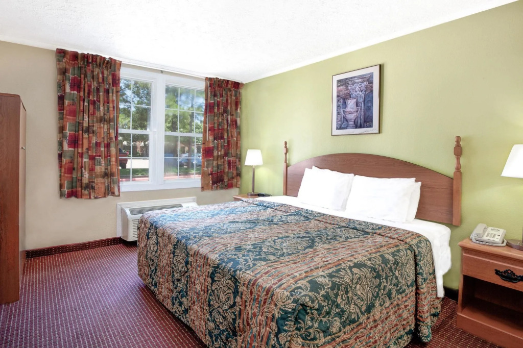 Days Inn & Suites - Sugar Land