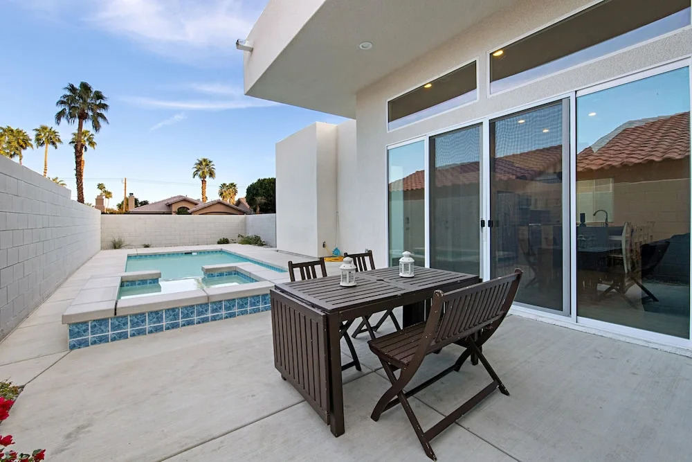 New With Pool + Hot Tub, Close To Downtown 4 Bedroom Home