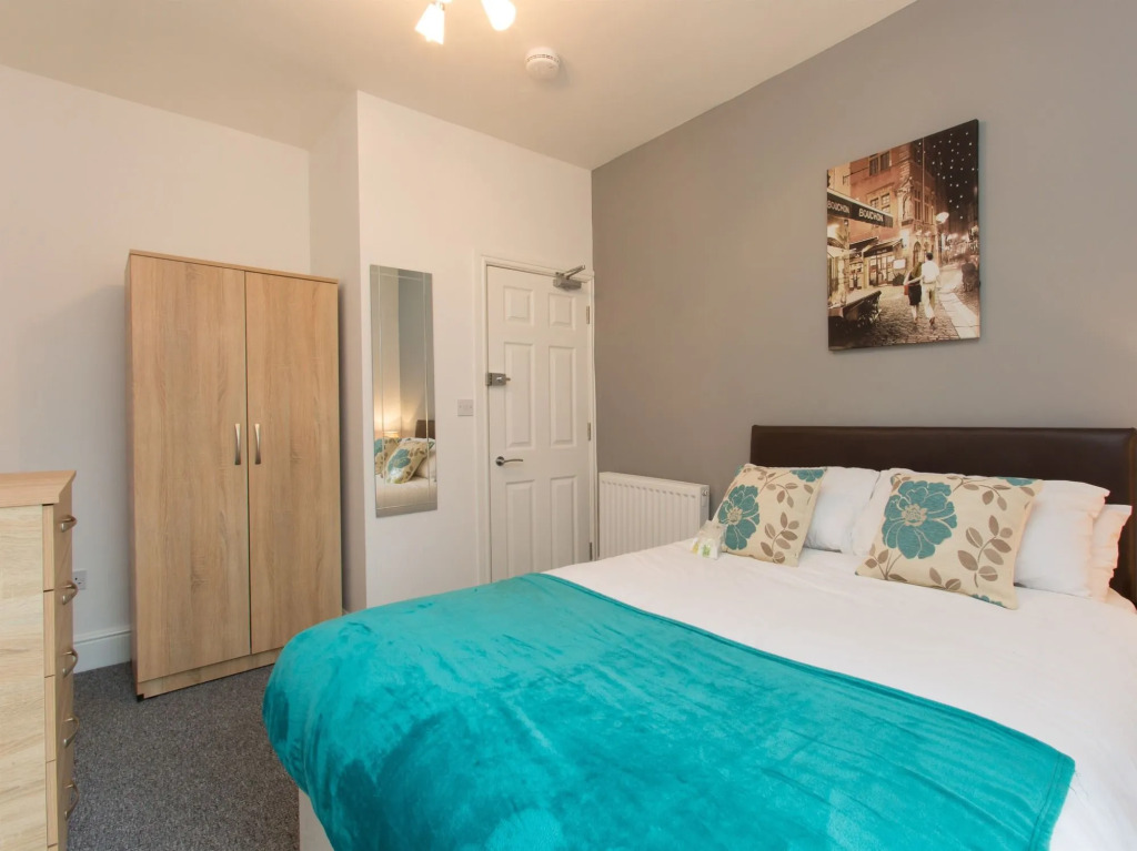 Town House @ Minshull New Road